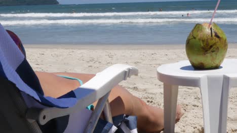 Mujer-brasileña-relajarse-en-la-playa