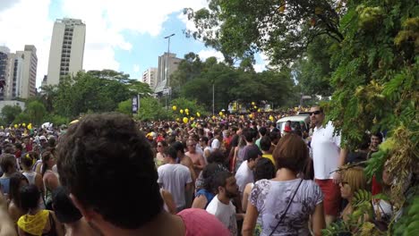 Brasilianische-Volk-feiert-Karneval-auf-Straße