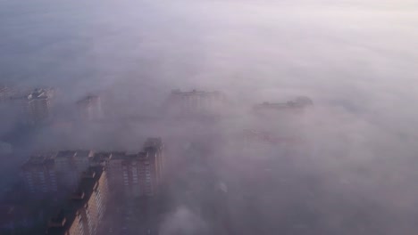 Niedriger-Flug-über-die-Stadt-während-einer-schönen-Morgennebel.