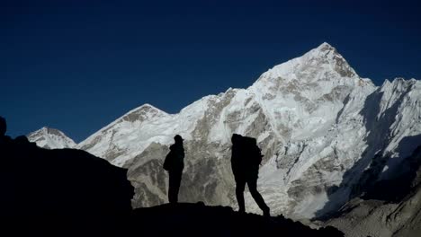 Siluetas-de-los-turistas-en-la-montaña