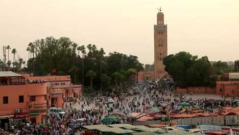 Massen-von-Fußgängern-zu-Fuß-in-die-Altstadt-Medina-in-Marrakesch,-Marokko.