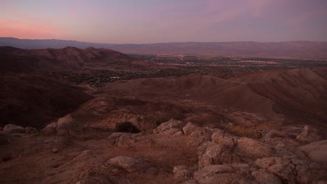 Coachella-Tal-und-Berge-Sommer-Sonnenuntergang.-Palm-Desert,-Palm-Springs-und-La-Quinta-Stadt-im-Tal.-Kalifornien,-USA.