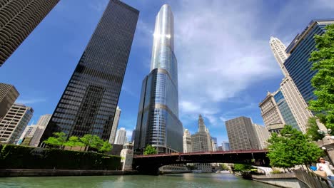 Chicago-Wolkenkratzer-und-Michigan-Avenue-Brücke-über-den-Fluss