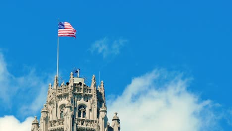 Vereinigte-Staaten-von-Amerika-Flagge-winken-auf-dem-Dach-des-Wolkenkratzer