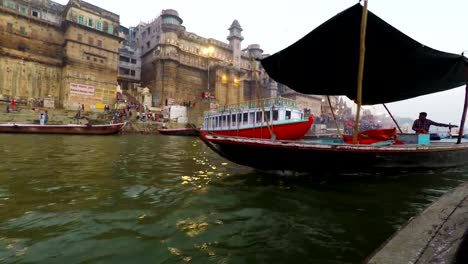 Ghats-de-Varanasi,-río-Ganges-y-Festival-de-Diwali,-barcos,-Uttar-Pradesh,-la-India,-en-tiempo-Real