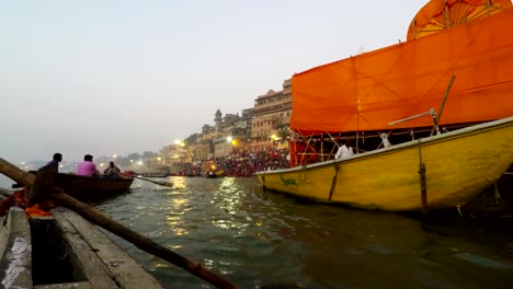 Ghats-von-Varanasi,-Diwali-fest,-Ganges-und-Boote,-Uttar-Pradesh,-Indien,-Real-Time