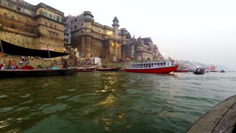 Ghats-von-Varanasi,-Diwali-fest,-Ganges-und-Boote,-Uttar-Pradesh,-Indien,-Real-Time