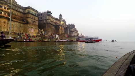 Ghats-von-Varanasi,-Diwali-fest,-Ganges-und-Boote,-Uttar-Pradesh,-Indien,-Real-Time