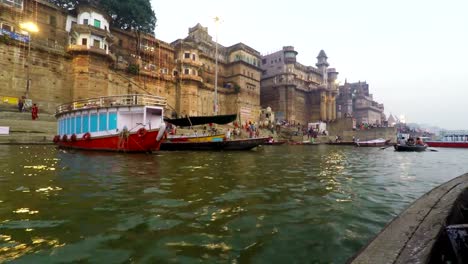 Ghats-de-Varanasi,-río-Ganges-y-Festival-de-Diwali,-barcos,-Uttar-Pradesh,-la-India,-en-tiempo-Real