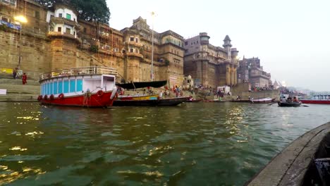 Ghats-von-Varanasi,-Diwali-fest,-Ganges-und-Boote,-Uttar-Pradesh,-Indien,-Real-Time