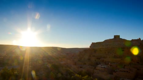 Alte-Burg-Kasbah-Ait-Ben-Haddou-Sonnenuntergang-Zoom,-Zeitraffer