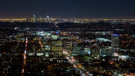 Die-Innenstadt-von-Los-Angeles-und-die-Innenstadt-von-Glendale-bei-Nacht-Zeitraffer