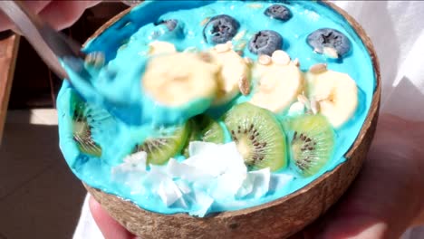 blue-majik,-spirulina-superfood-smoothie-coconut-bowls-rack-focus