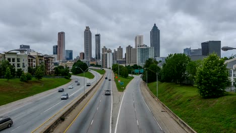 Frühling-in-Atlanta---Zeitraffer-Video-der-dunklen-Frühling-Gewitterwolken-über-befahrenen-Autobahnen-und-moderne-Skyline-der-Innenstadt-von-Atlanta,-Georgia,-USA.