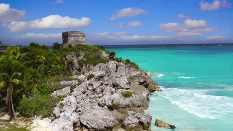 Tulum-ruins-in-Caribbean-sea-at-Mayan-Riviera