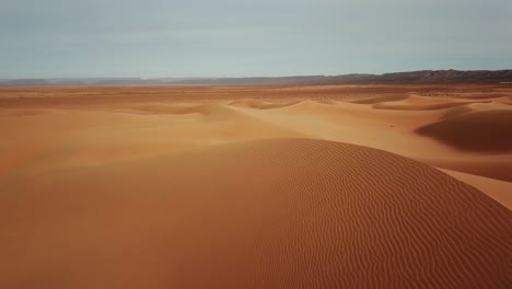 Aerial-view-on-sand-dunes-in-Sahara-desert,-Africa