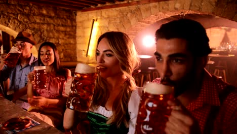 Junge-multi-ethnischen-Paare-und-Freunde-feiert-Oktoberfest-in-Bar