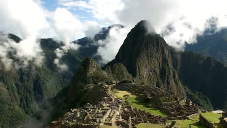 zoom-lento-en-machu-Picchu-en-una-mañana-brumosa