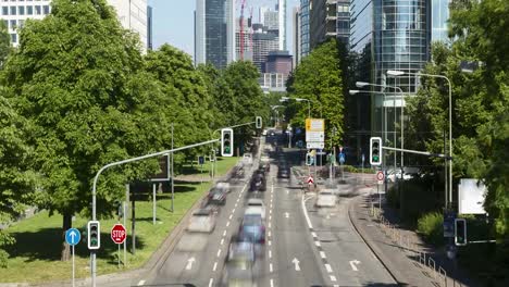 Straßenverkehr-auf-mehrspurigen-Autobahn-in-Frankfurt-am-Main,-Zeitraffer