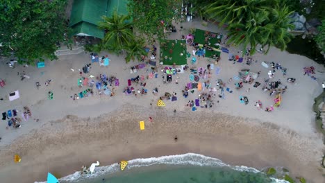 Menschen-mit-einer-Party-am-Strand