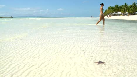 Frau-im-Badeanzug-ergibt-sich-aus-dem-Meer