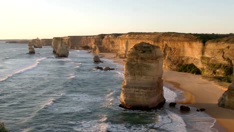 Sonnenuntergang-hautnah-eines-der-zwölf-Apostel-an-der-great-Ocean-Road