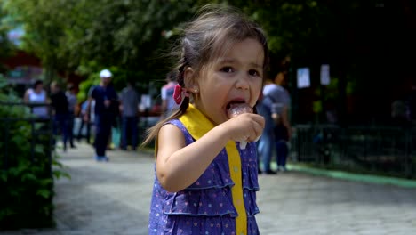 Niña-está-comiendo-helado.