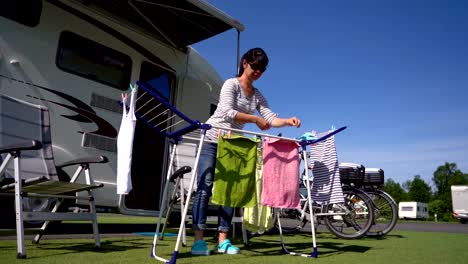 Waschmaschine-auf-Trockner-auf-einem-Campingplatz.