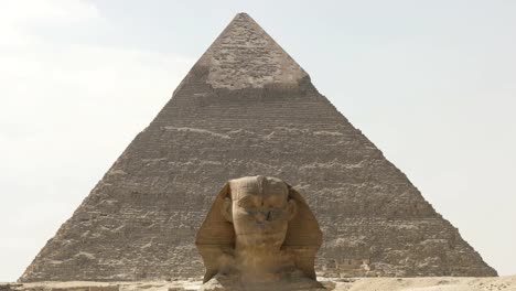 Nahaufnahme-von-der-Sphinx-mit-der-Pyramide-des-Chephren-im-Hintergrund-von-Gizeh