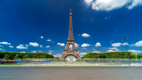 Eiffelturm-auf-Champs-de-Mars-in-Paris-Timelapse-Hyperlapse,-Frankreich