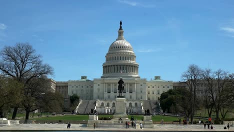 Westseite-des-Regierungsgebäudes-an-einem-sonnigen-Frühlingsmorgen-in-washington