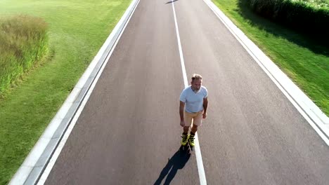 Der-ältere-Mann-Rollerblading-auf-der-Straße