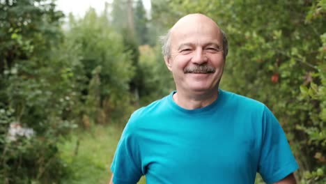 Reifer-kaukasischen-Mann-im-blauen-T-shirt-laufen-im-Freien.-Joggen-an-der-frischen-Luft.