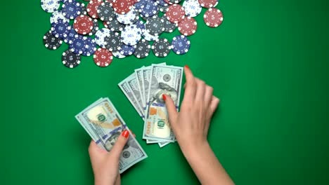 Jugador-de-Poker-contar-dinero-en-la-mesa-de-casino,-Victoria,-éxito-juego-vista-superior