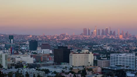 Full-Moon-Rising-über-die-Innenstadt-von-Los-Angeles-Tag-zu-Nacht-Sonnenuntergang-Timelapse