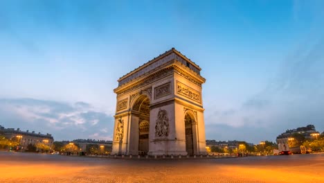 Lapso-de-tiempo-de-Francia-París-4K,-ciudad-skyline-noche-a-día-timelapse-en-el-arco-del-triunfo-y-Campos-Elíseos