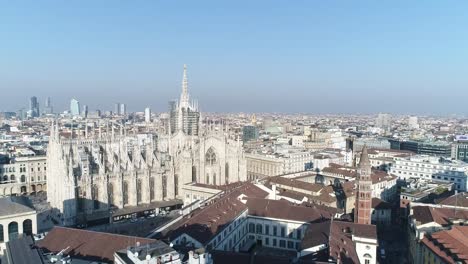 Vista-de-imágenes-aérea-drone-de-Catedral-Duomo-en-Milán