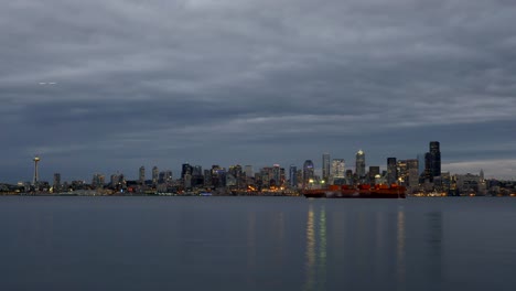 Downtown-Seattle-día-a-noche-con-nubes-arriba