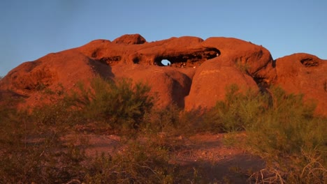 Famous-hole-in-the-rock,-Papago-Park,Phoenix,AZ