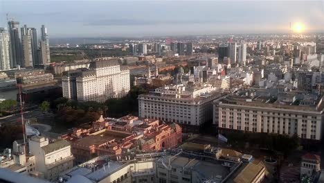 Puesta-de-sol-en-Plaza-De-Mayo,-Casa-Rosada,-en-Buenos-Aires-(Argentina).