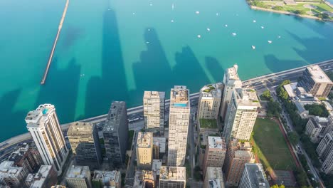 Chicago-Wolkenkratzer-Schatten-am-Lake-Michigan-Antenne-Tag-Timelapse