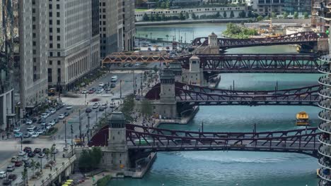 Die-Innenstadt-von-Chicago-River-und-Brücken-mit-Booten-und-Verkehr-Tag-Timelapse