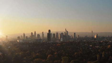 Filmischen-Luftaufnahmen-der-Frankfurter-Skyline-Panorama-bei-Sonnenuntergang