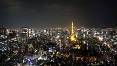 Weitwinkel-Schwenken-von-Mori-Tower-in-Tokio-Tokyo-Tower-bei-Nacht