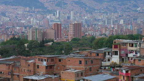 Blick-auf-Nachbarschaft-in-\"Comuna-13\"-Medellin-Kolumbien-mit-Stadtzentrum-im-Hintergrund