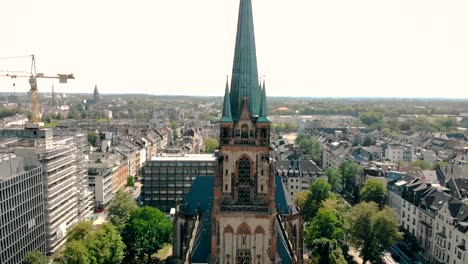 Vista-aérea-drone.-Alemania-Dusseldorf-Iglesia-San-Pedro.-Panorama-de-dusseldorf