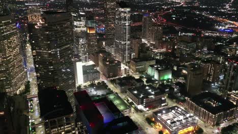 Aéreas-del-centro-de-Houston,-Texas-en-la-noche