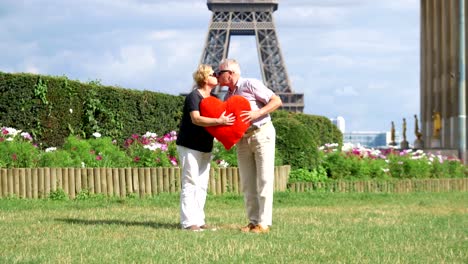 Senior-pareja-besándose-delante-de-Eiffel-de-la-torre-en-el-día-de-San-Valentín-en-4-k-lenta-60fps