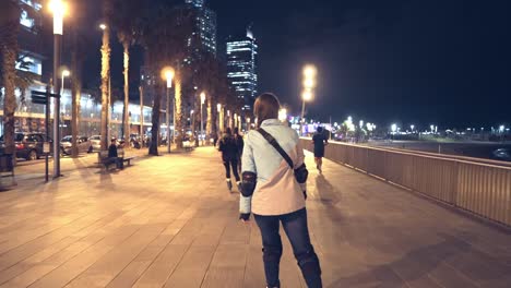 Chica-de-rodillo-de-deportes-patinaje-durante-la-noche-en-la-ciudad