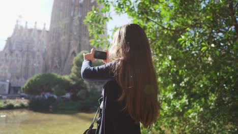 Woman-tourist-makes-a-photo-from-the-phone-in-a-tourist-place.